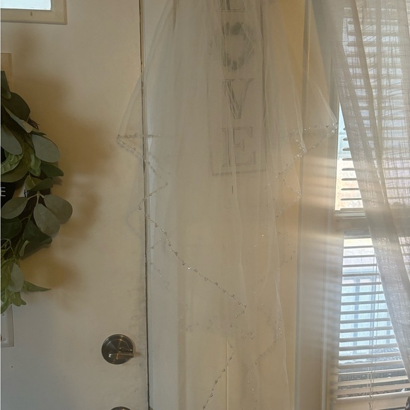 NEW WITH TAGS WEDDING VEIL - Picture 6 of 8
